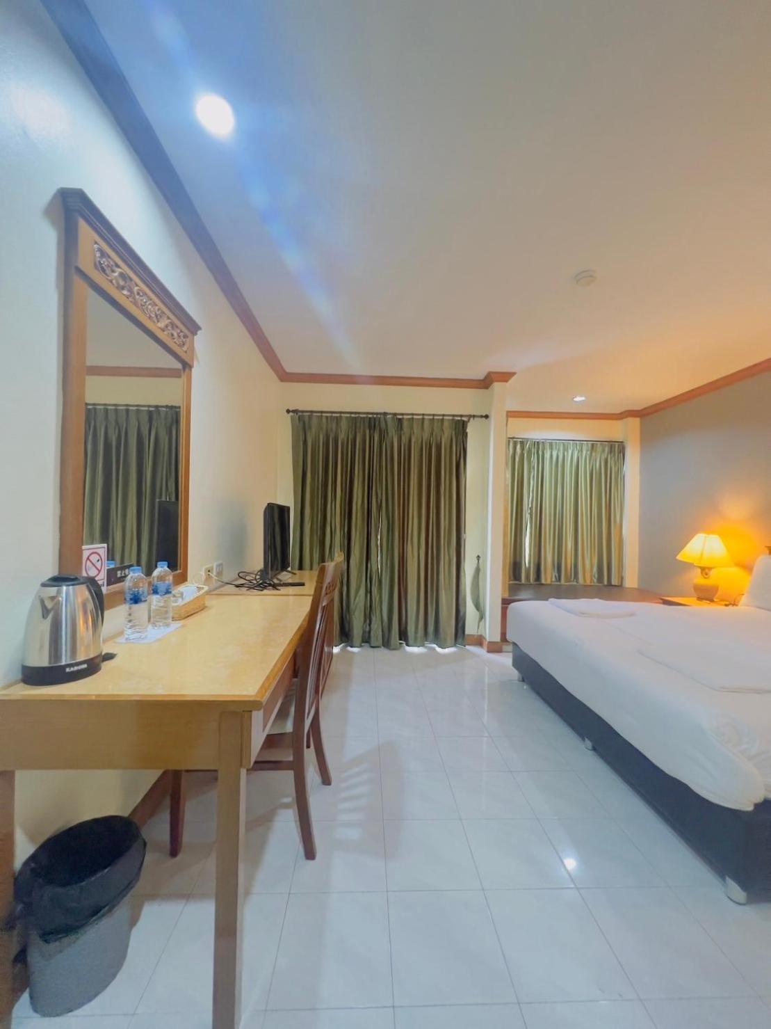 Royal Vista Hotell Patong Eksteriør bilde
