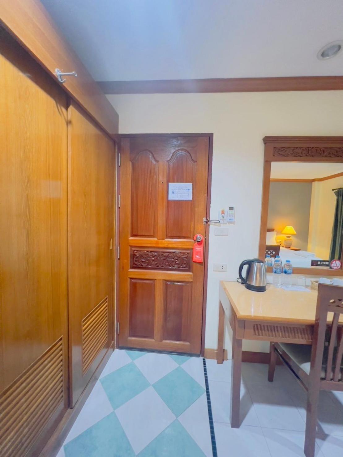 Royal Vista Hotell Patong Eksteriør bilde